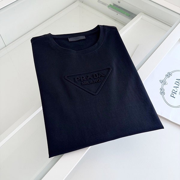 世界中で大人気♪プラダ 胸元立体エンボスエンボスロゴ Tシャツ コピー pup34546